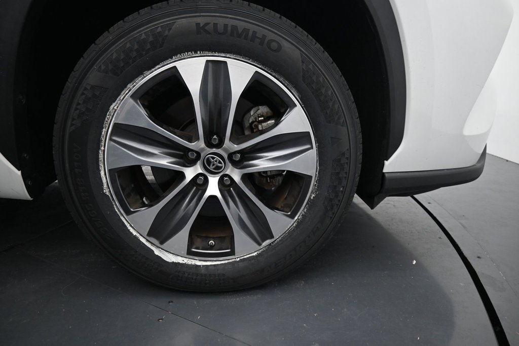 Used 2024 Toyota Highlander XLE FWD image 11