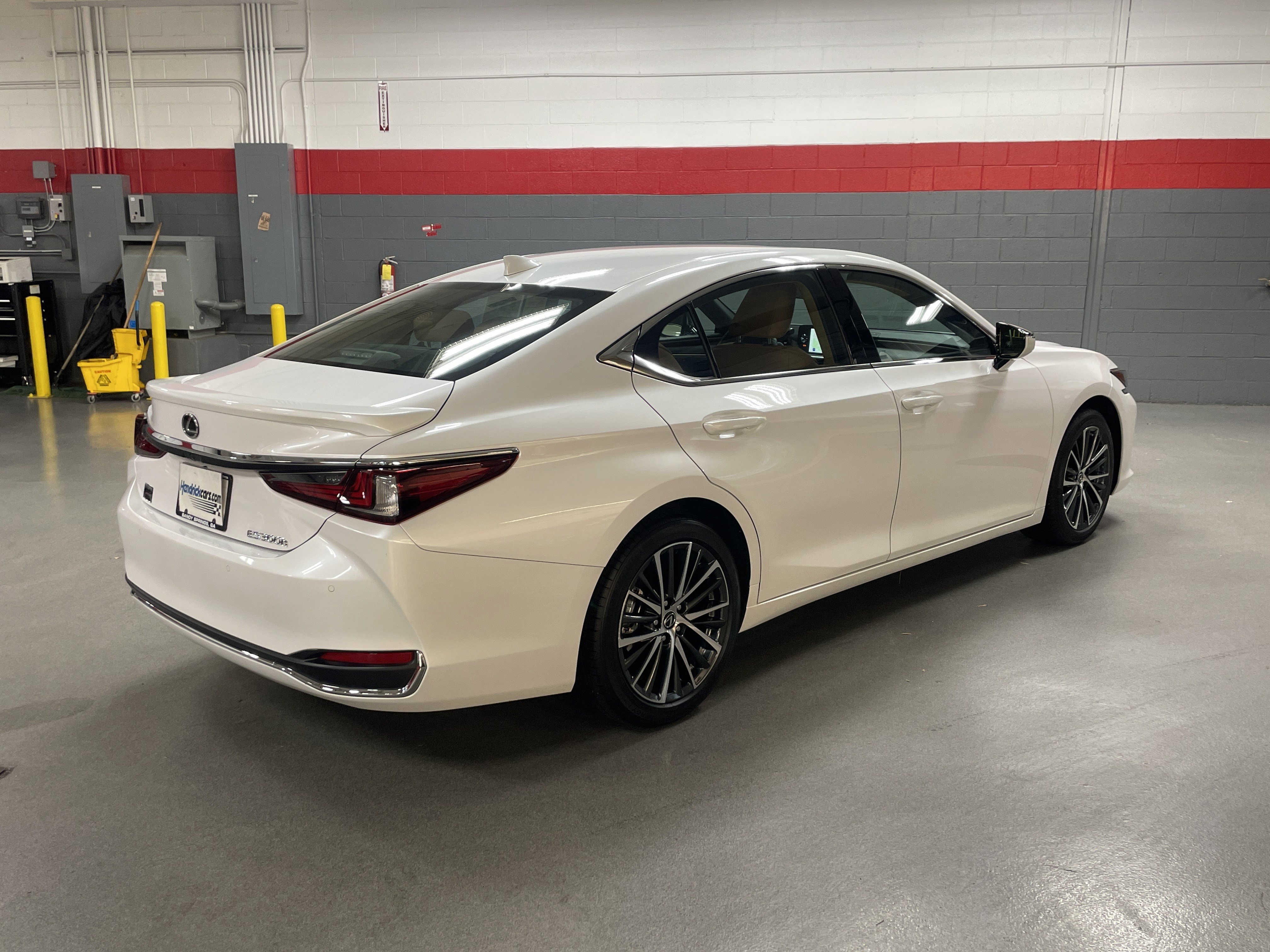 Used 2025 Lexus ES 300h w/ Premium Package image 11