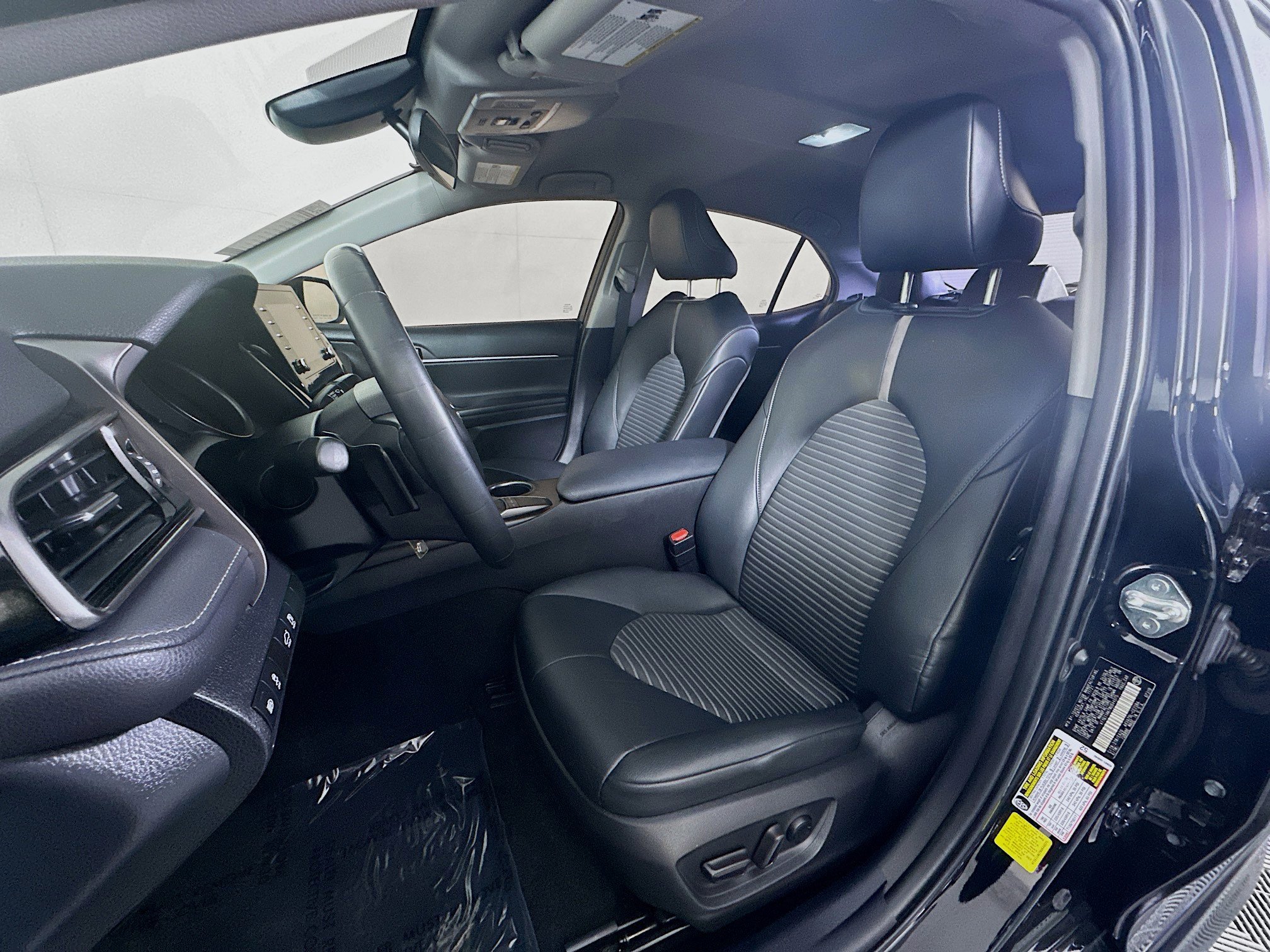 Used 2022 Toyota Camry SE image 12