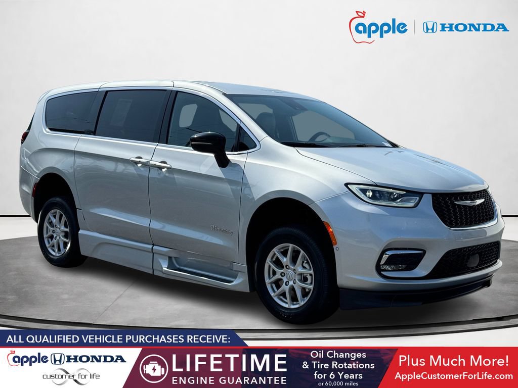 Used 2026 Chrysler Pacifica Select