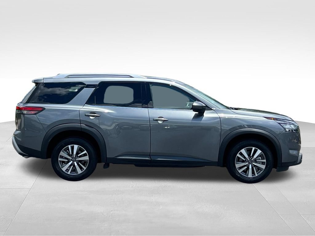 Used 2025 Nissan Pathfinder SL AWD/4WD image 4