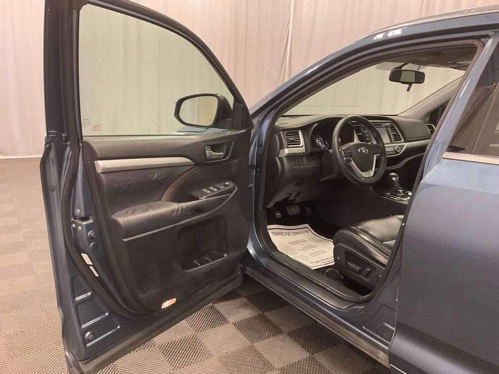 Used 2016 Toyota Highlander XLE AWD/4WD image 7