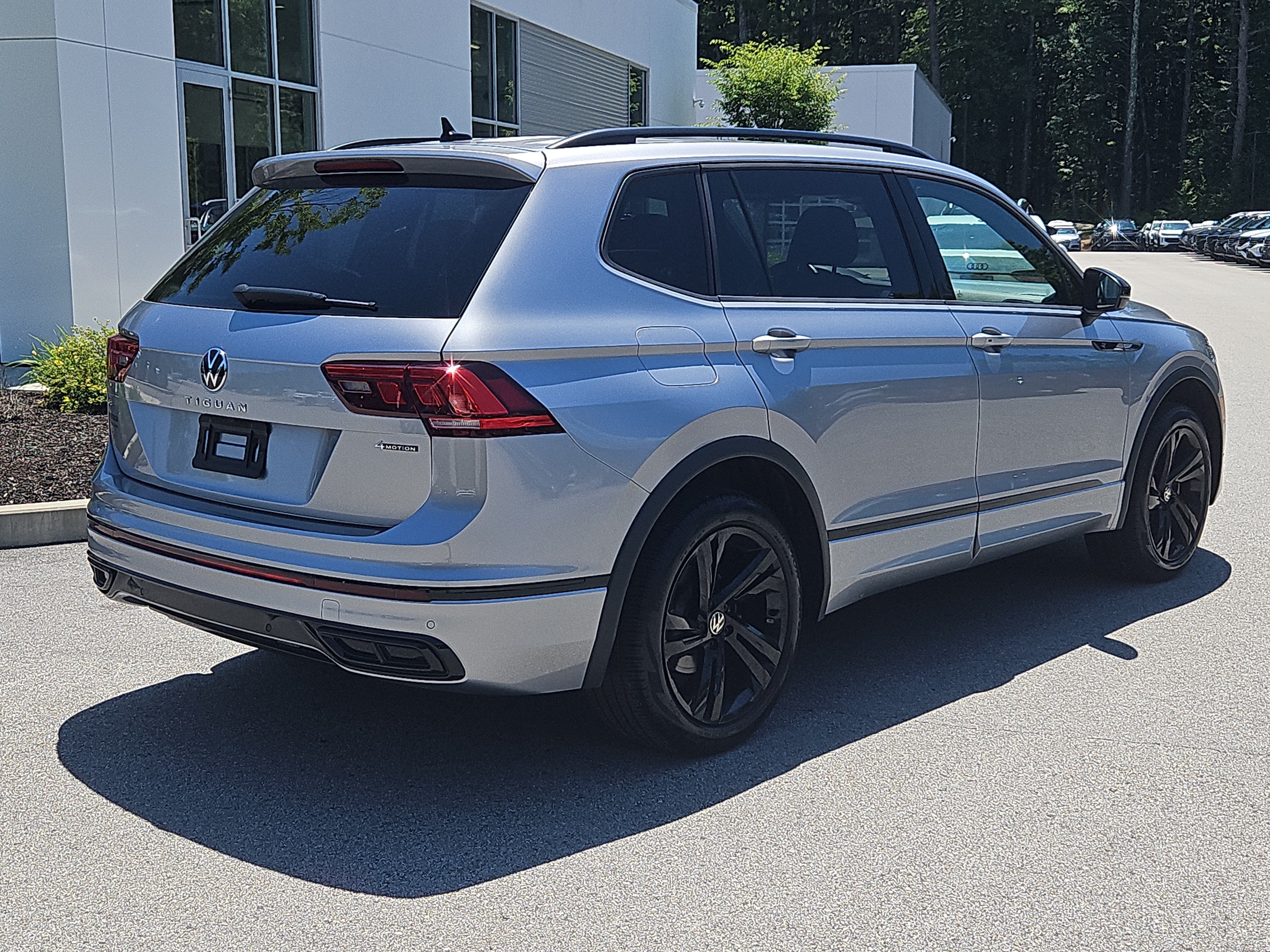 Certified 2024 Volkswagen Tiguan SE R-Line AWD/4WD image 11