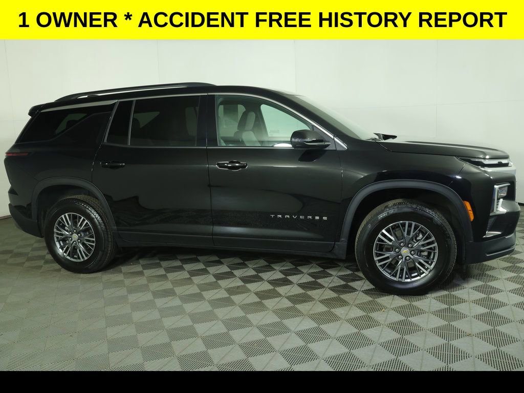 Used 2025 Chevrolet Traverse LT image 2
