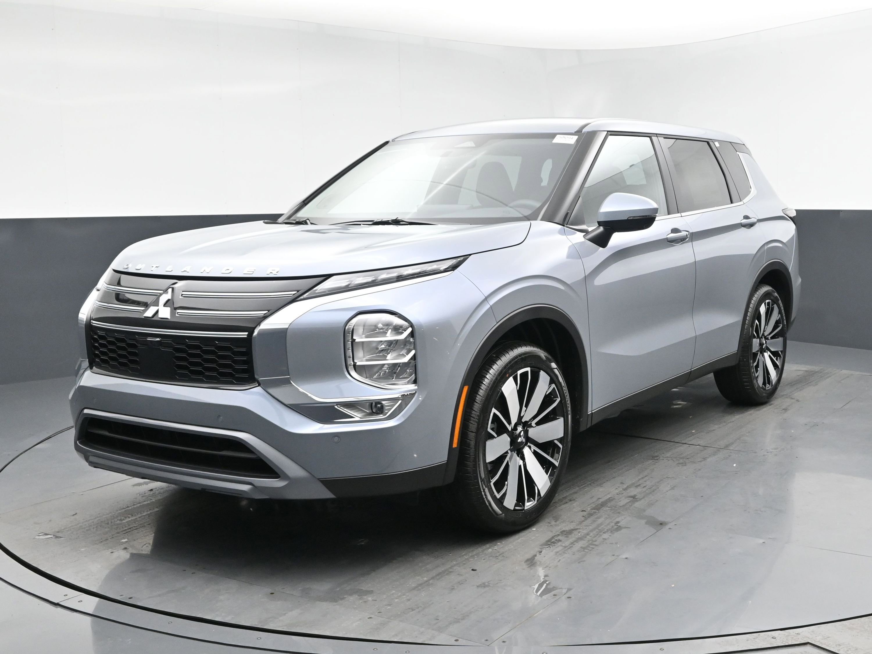 New 2025 Mitsubishi Outlander SE image 1