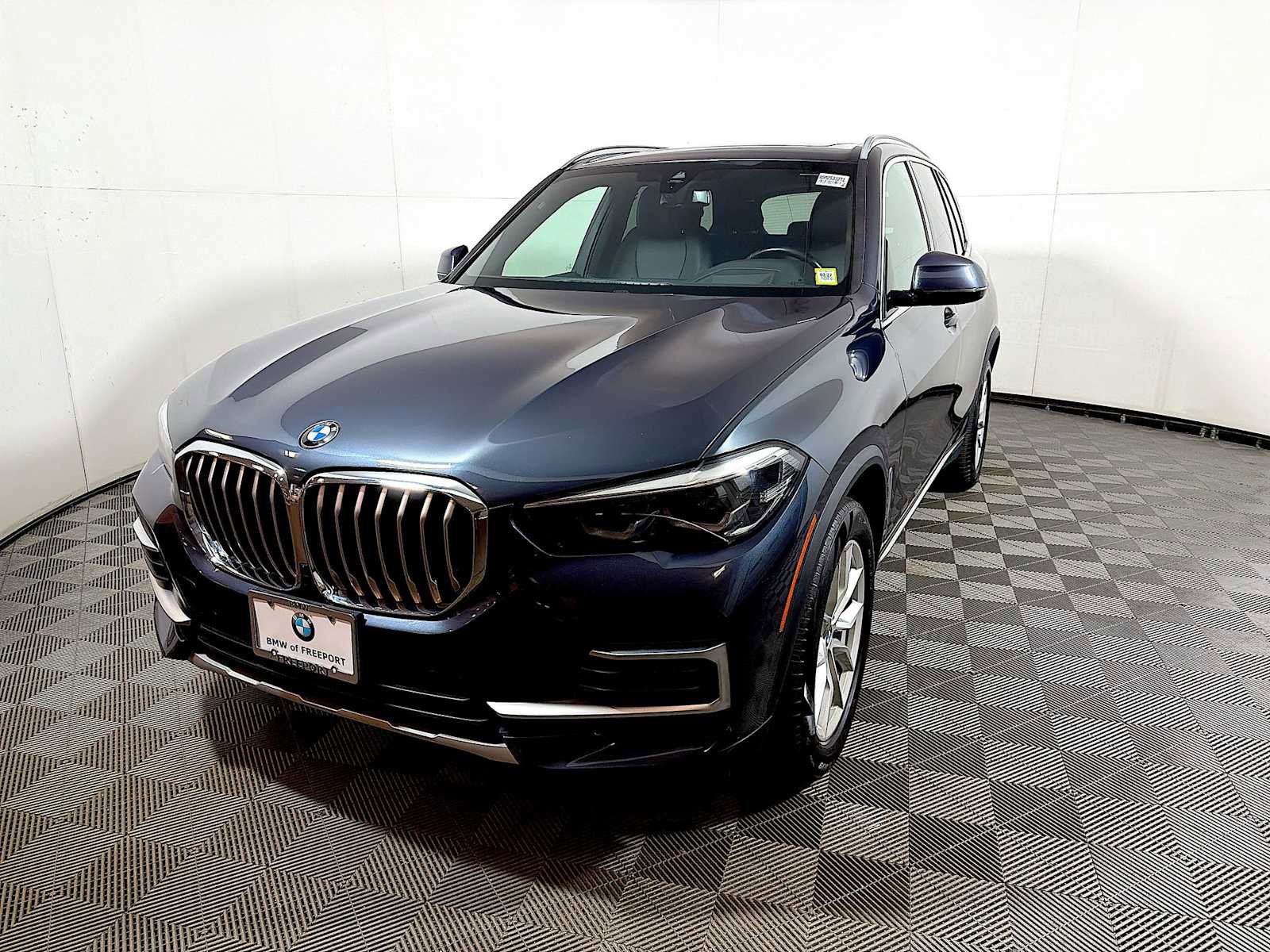 Used 2022 BMW X5 xDrive40i w/ Premium Package image 3