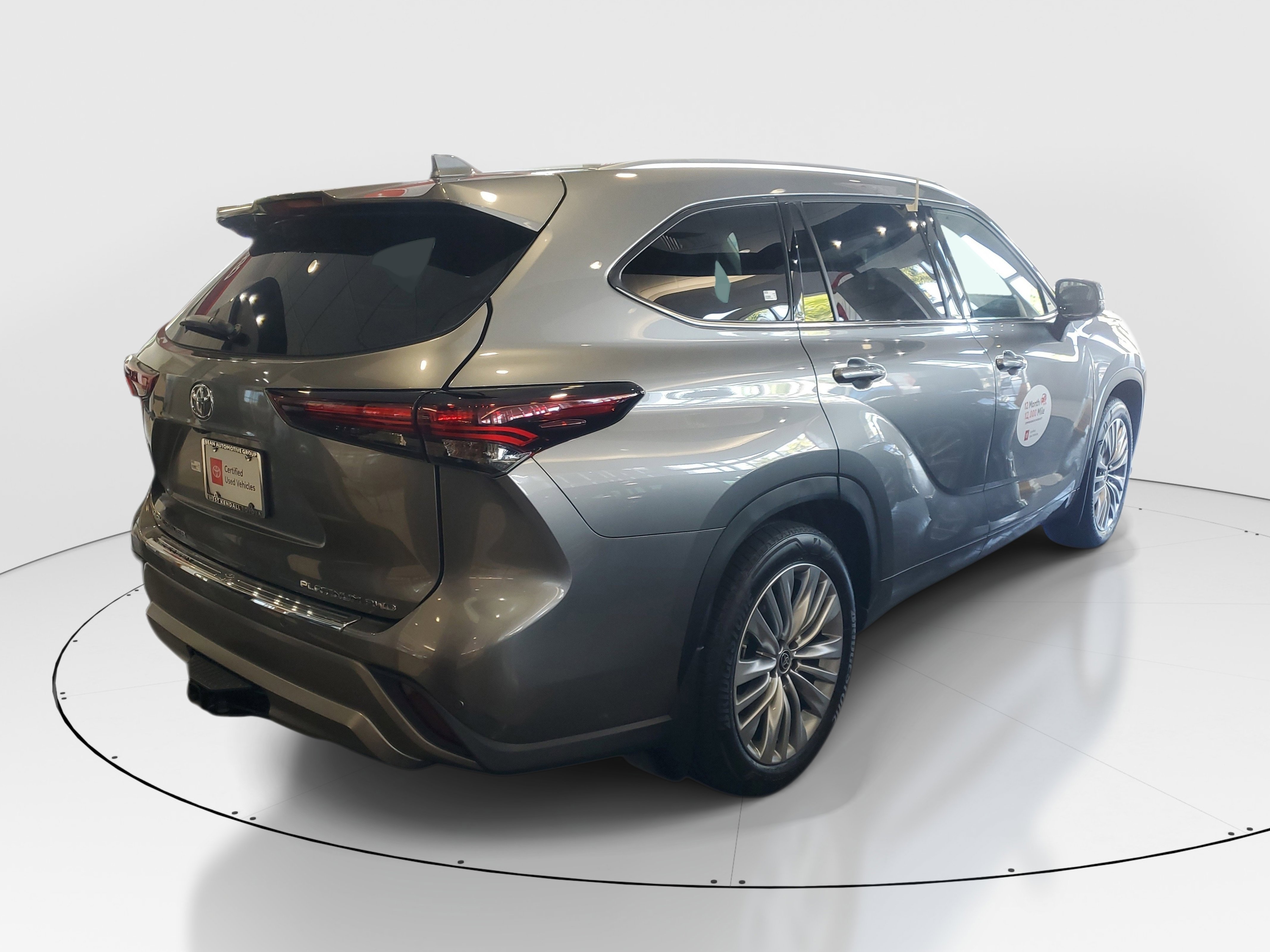 Certified 2025 Toyota Highlander Platinum AWD/4WD image 2