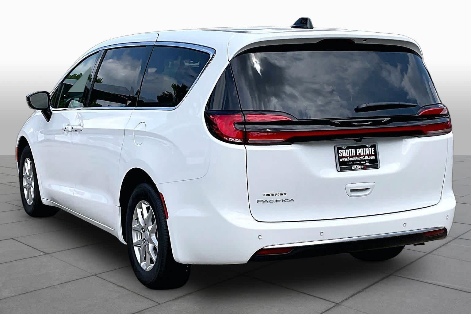 New 2027 Chrysler Pacifica Select FWD image 12