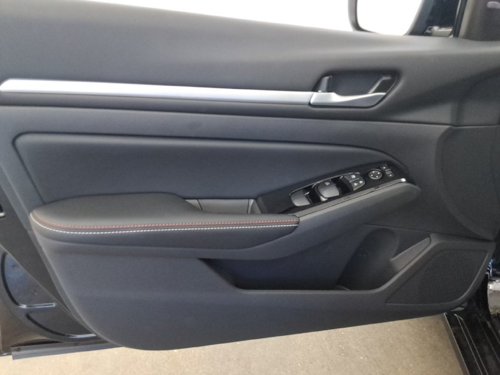 Used 2025 Nissan Altima 2.5 SR w/ SR Premium Package FWD image 17