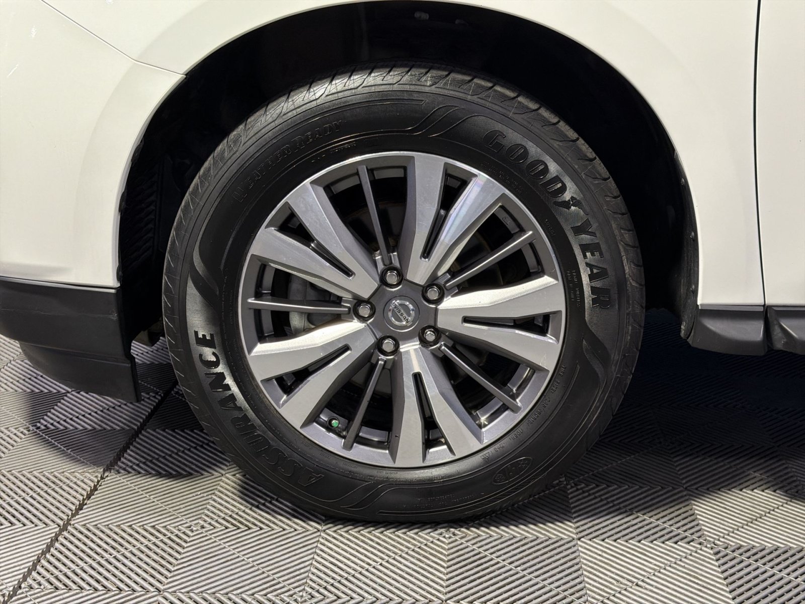 Used 2020 Nissan Pathfinder SL FWD image 16