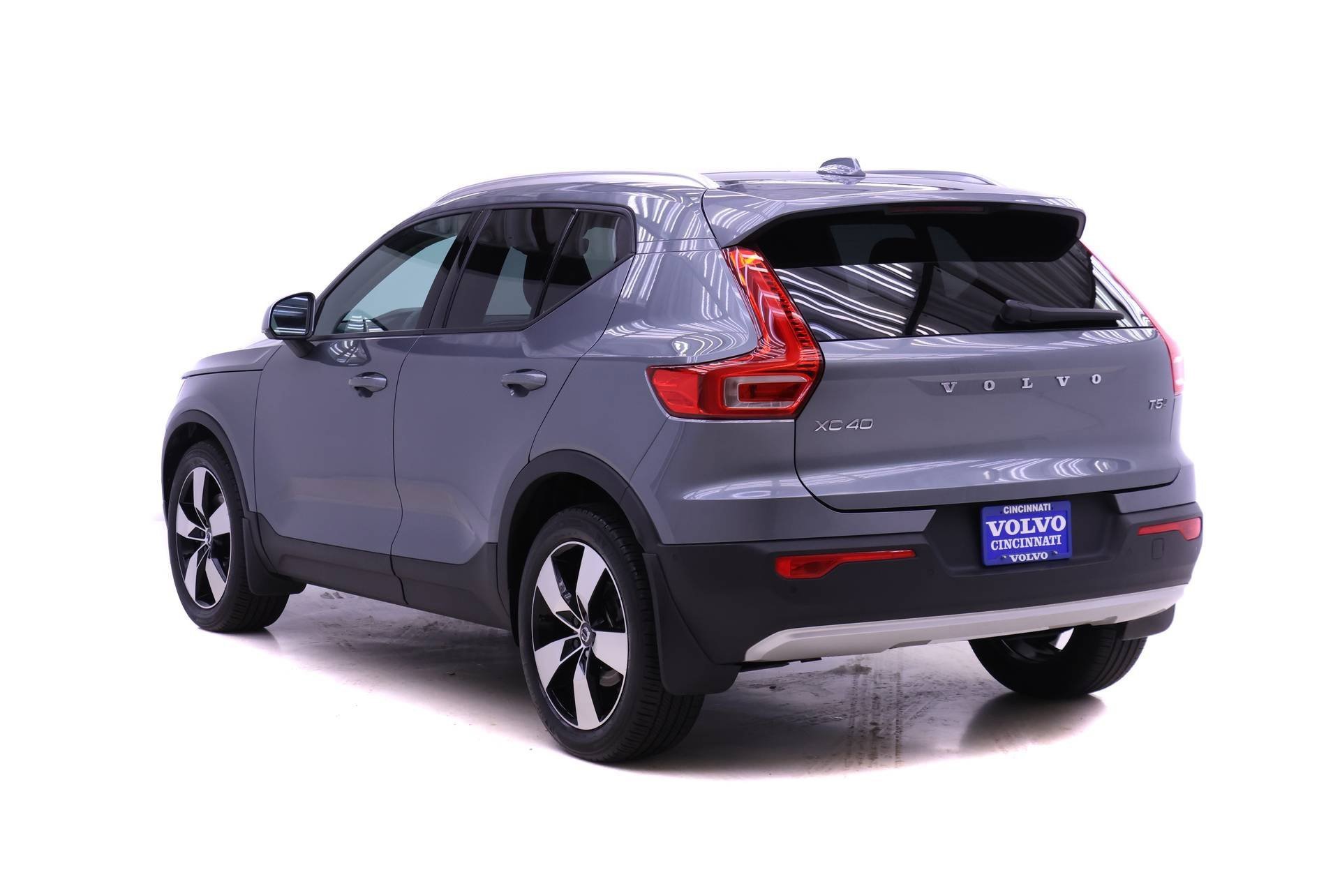 Used 2019 Volvo XC40 T5 Momentum image 6
