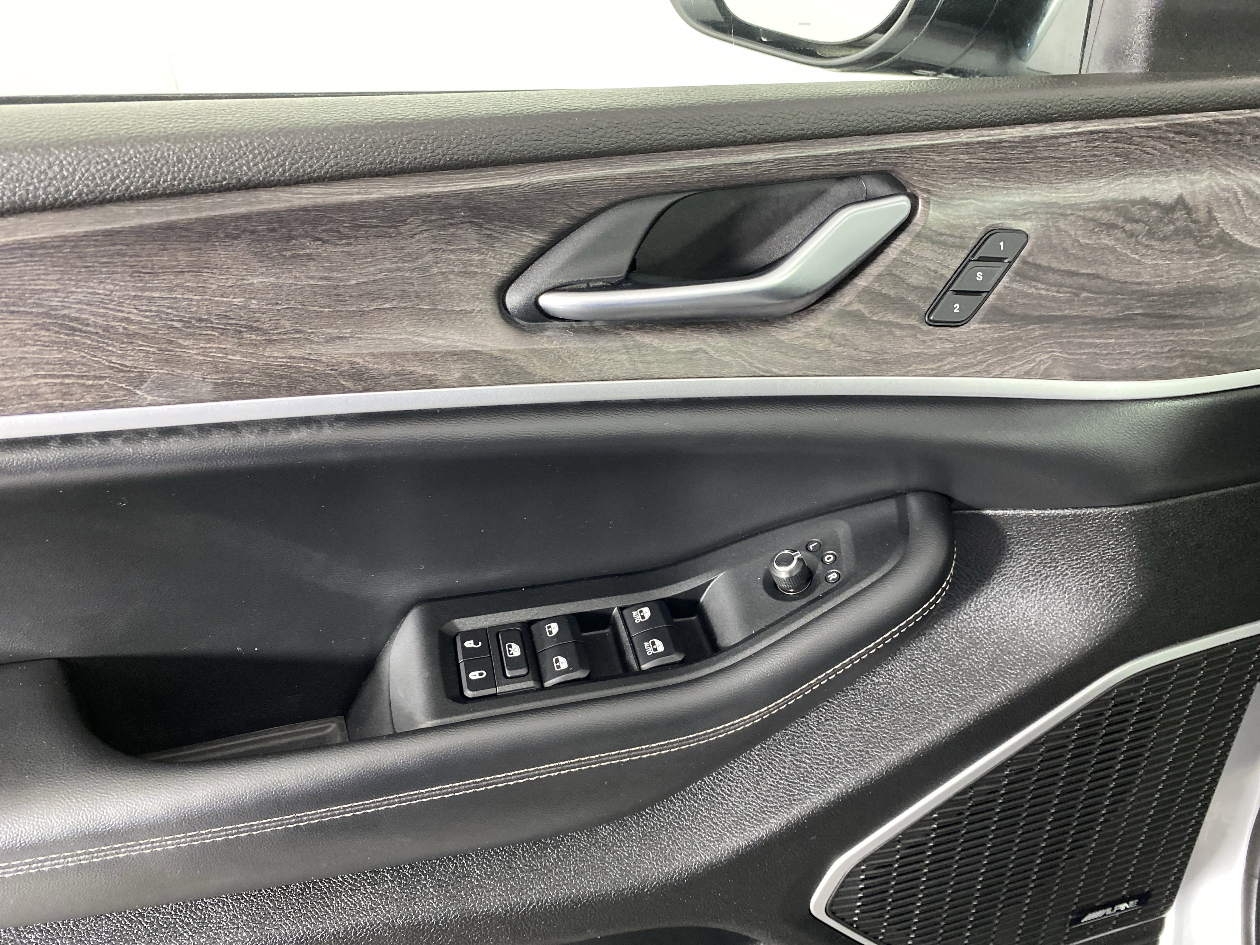 Used 2022 Jeep Grand Cherokee L Limited w/ MOPAR Finishing Package image 16