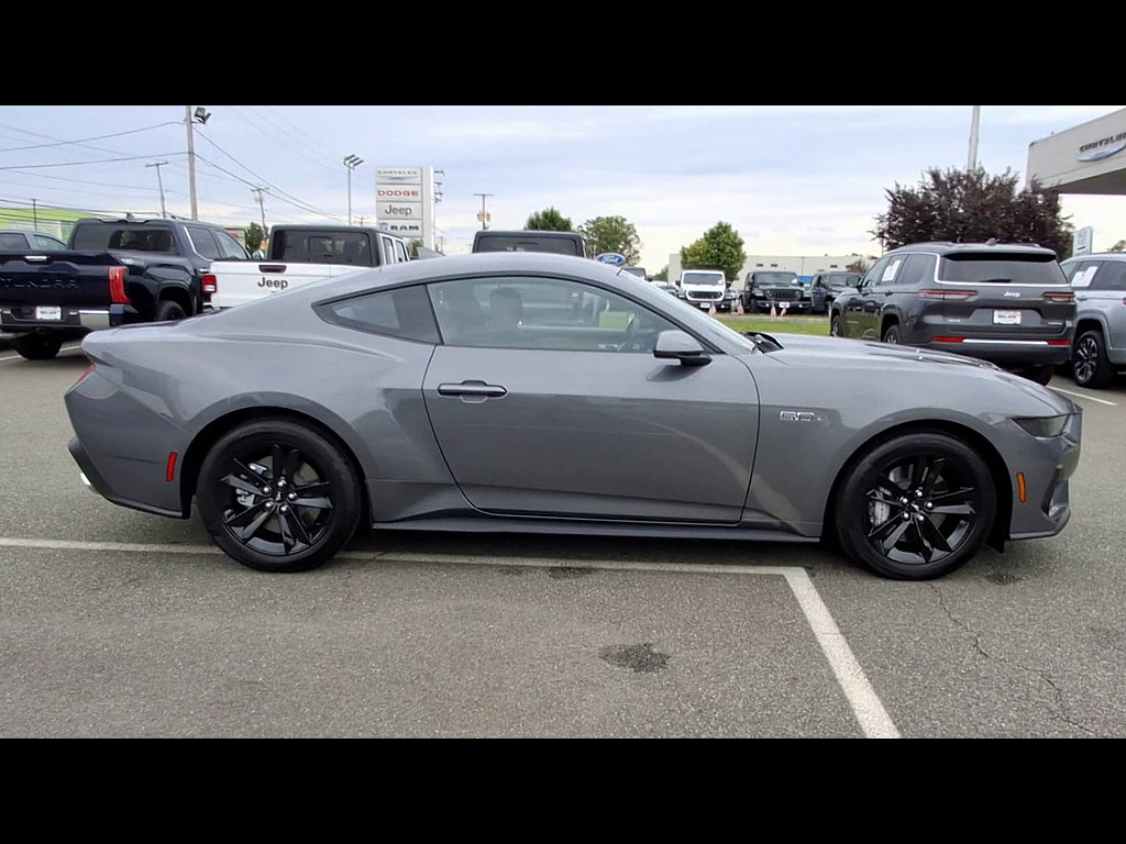 Used 2025 Ford Mustang GT RWD image 9