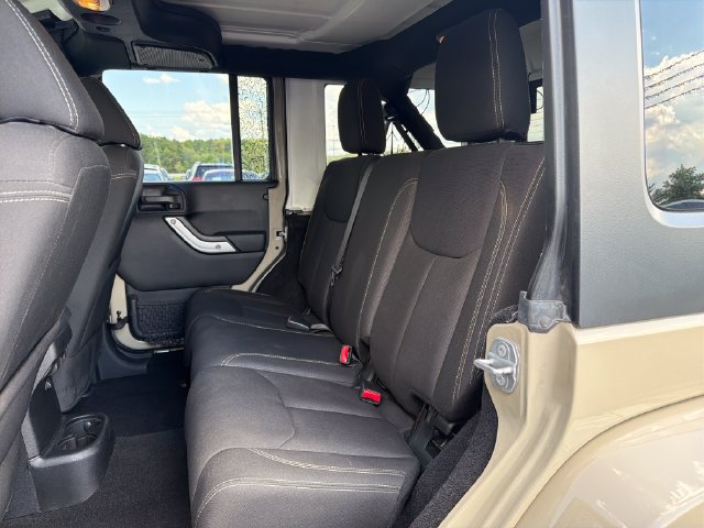 Used 2017 Jeep Wrangler Unlimited Sahara w/ Connectivity Group AWD/4WD image 29
