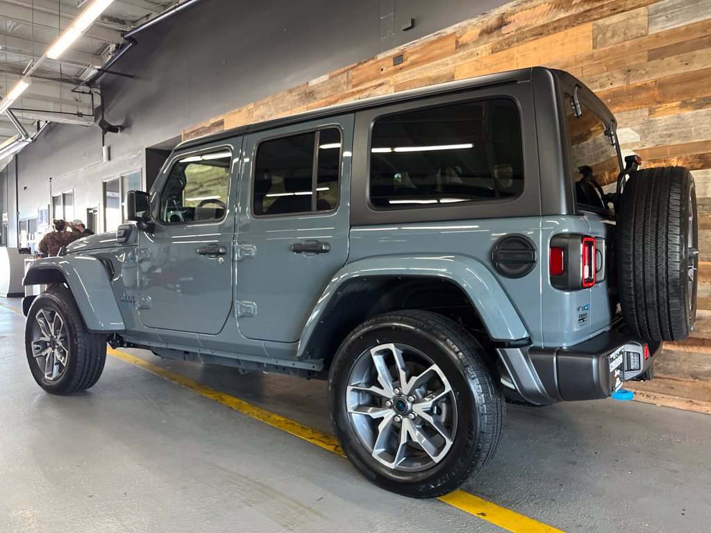 Used 2024 Jeep Wrangler Unlimited w/ Convenience Group AWD/4WD image 20
