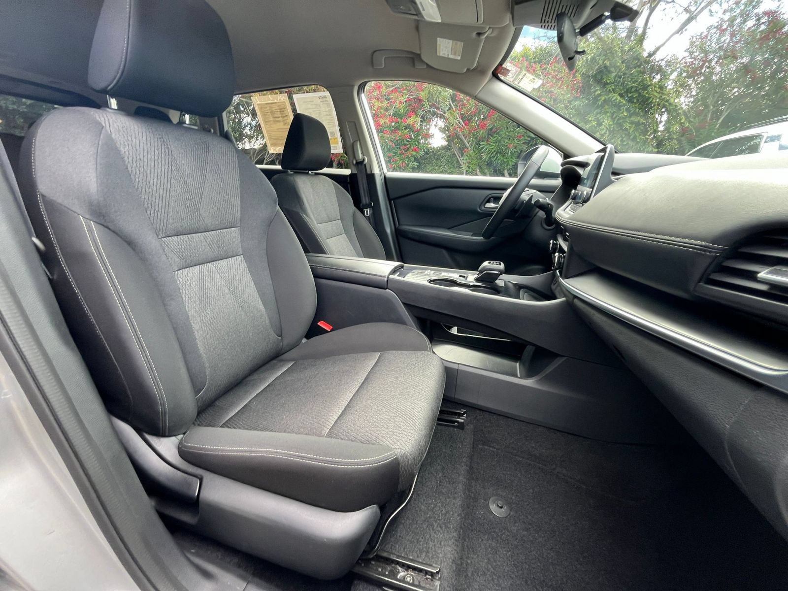 Used 2025 Nissan Rogue SV FWD image 37