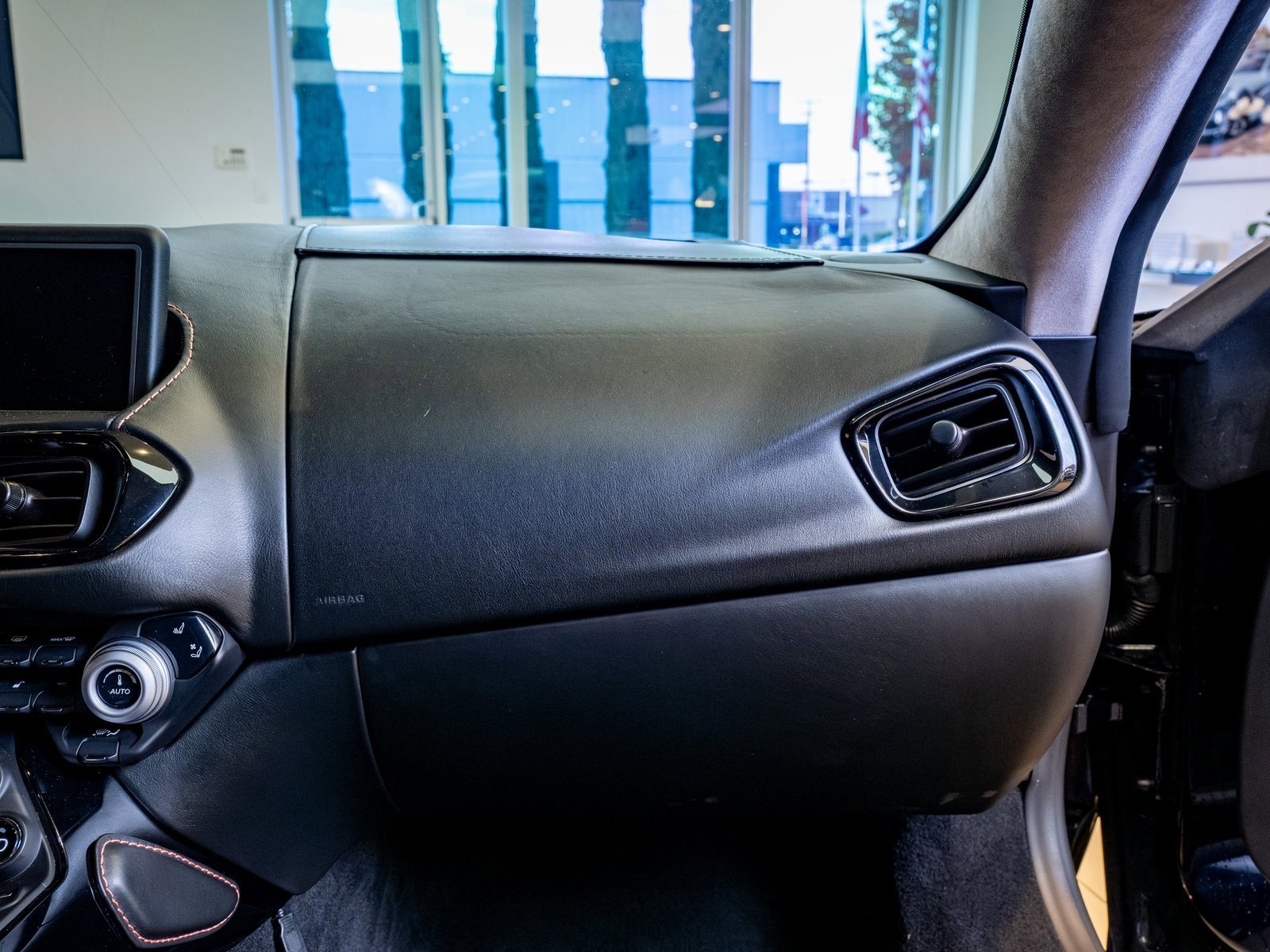 Used 2020 Aston Martin V8 Vantage Coupe image 16