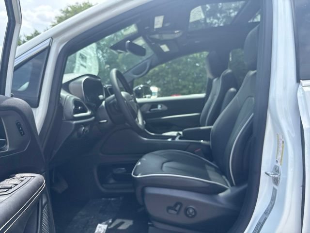 New 2027 Chrysler Pacifica Limited w/ Trailer Tow Group FWD image 18