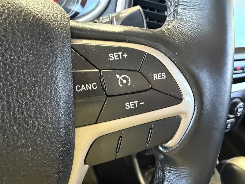 Used 2016 Jeep Cherokee Latitude w/ Safety/Convenience Group AWD/4WD image 26