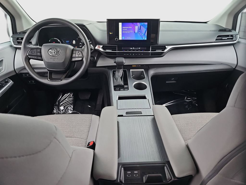 Certified 2025 Toyota Sienna LE image 18