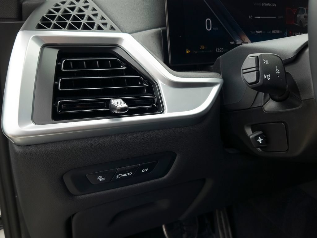 Used 2025 BMW X5 xDrive40i w/ M Sport Package AWD/4WD image 16