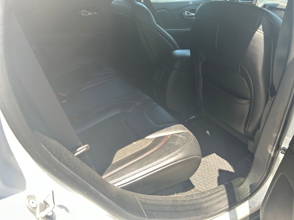 Used 2019 Jeep Cherokee Trailhawk w/ Cold Weather Group AWD/4WD image 29