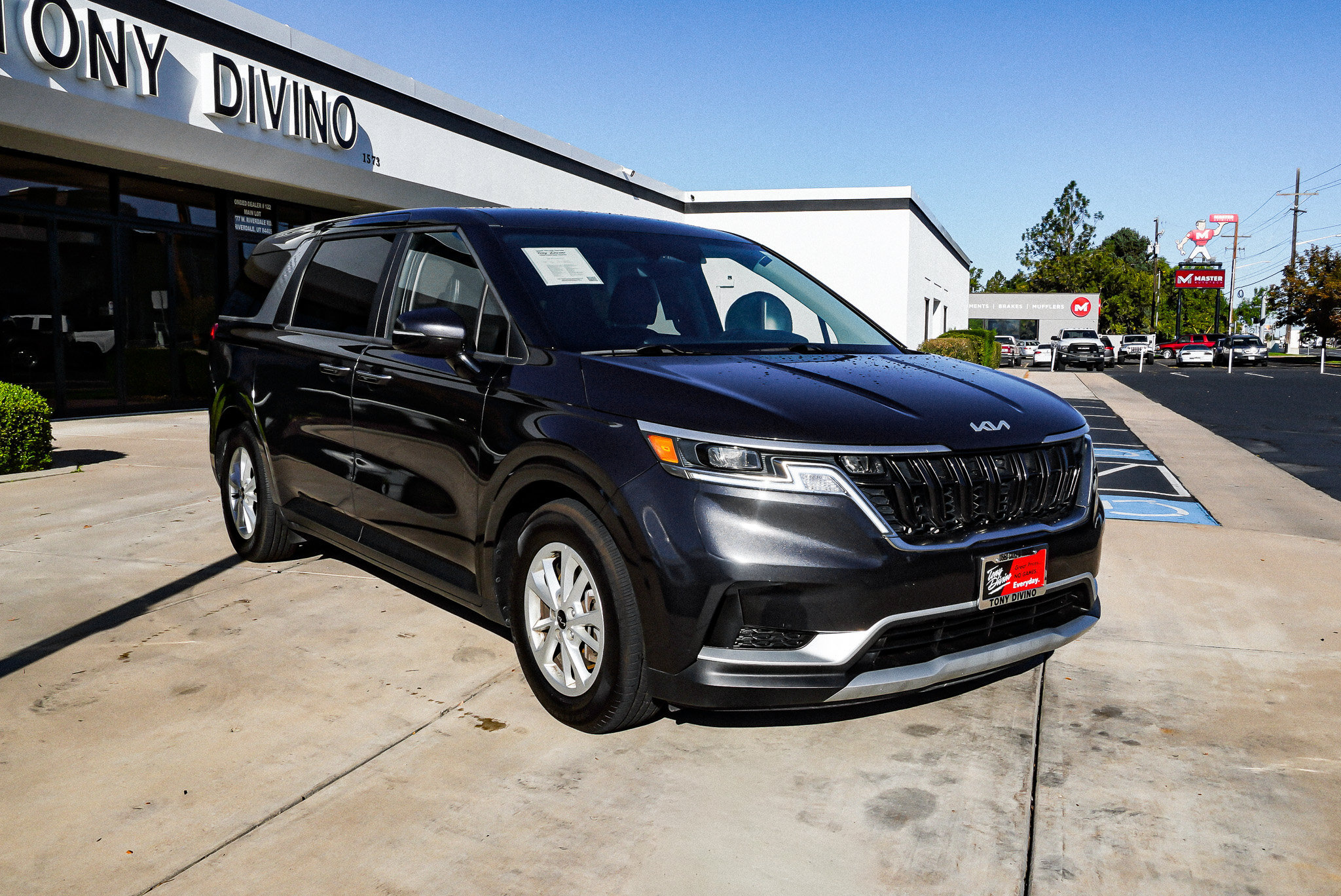 Used 2024 Kia Carnival LX FWD image 2
