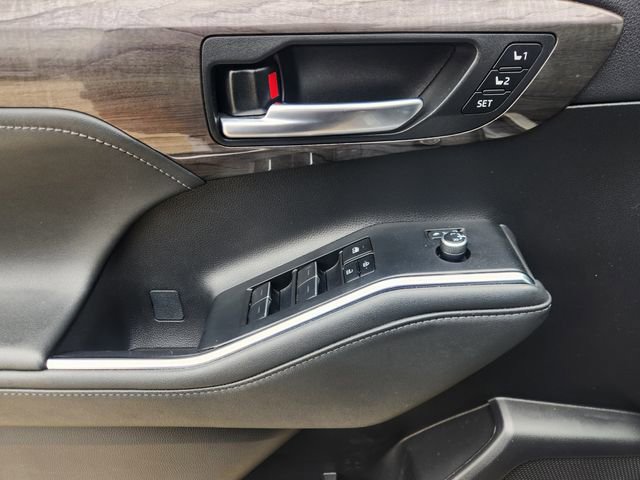 Used 2023 Toyota Highlander Limited FWD image 22