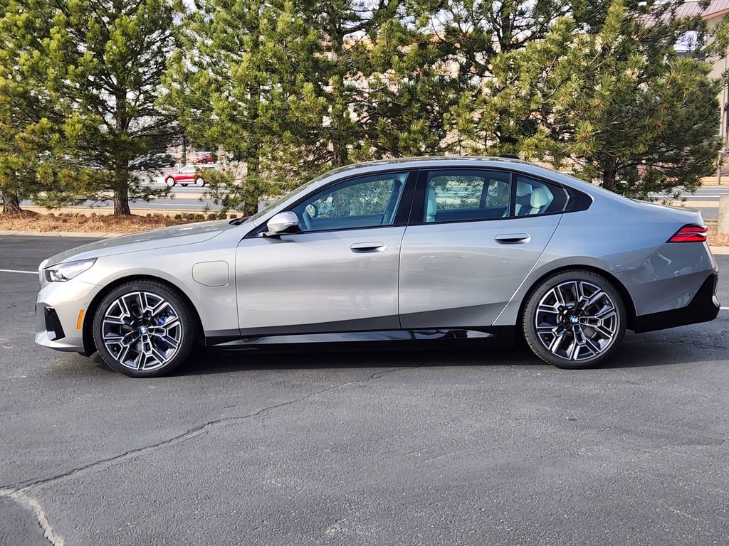 New 2026 BMW 550e xDrive image 2