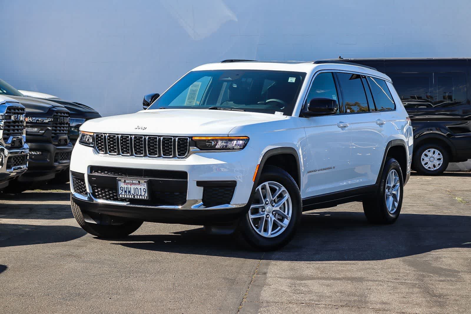 Used 2025 Jeep Grand Cherokee L Laredo RWD image 1