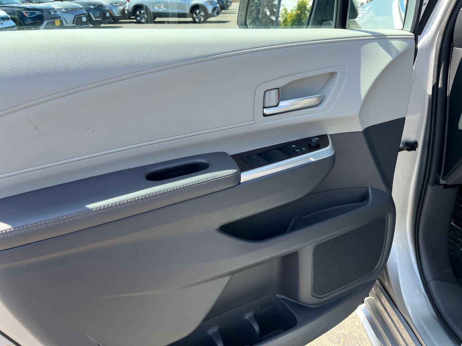 Used 2023 Toyota Sienna XLE FWD image 15