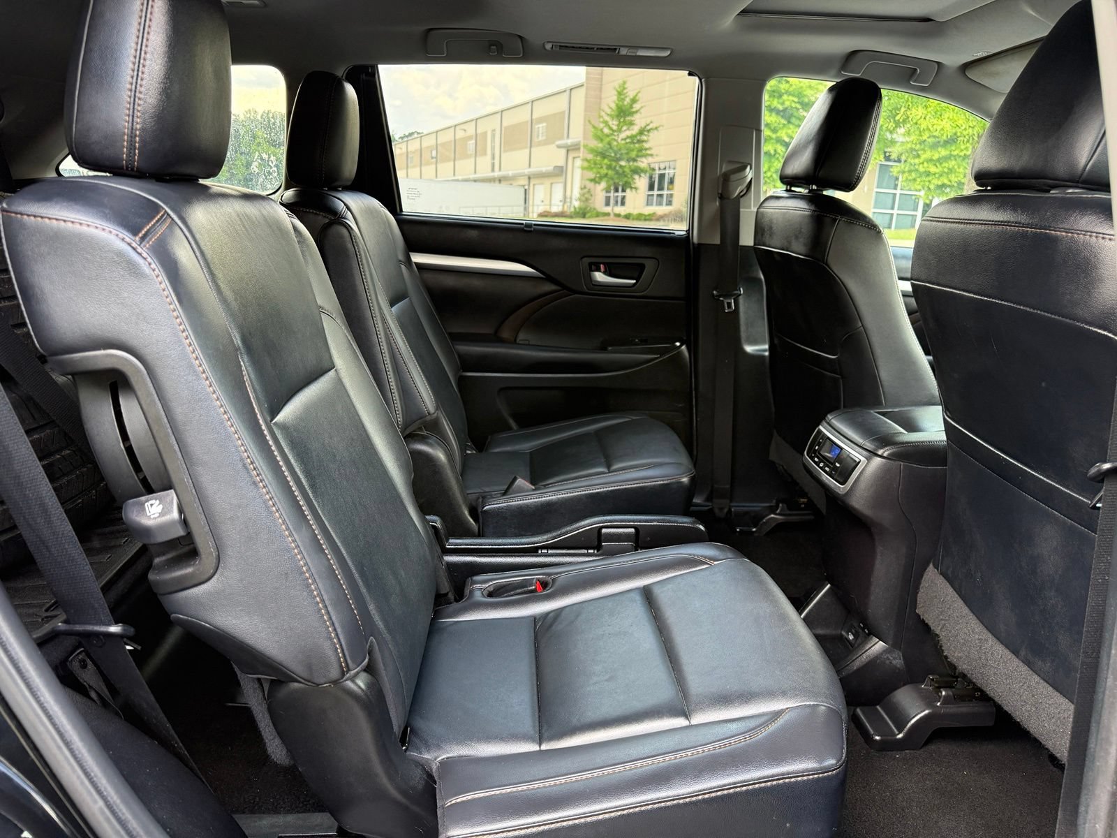 Used 2019 Toyota Highlander XLE AWD/4WD image 40