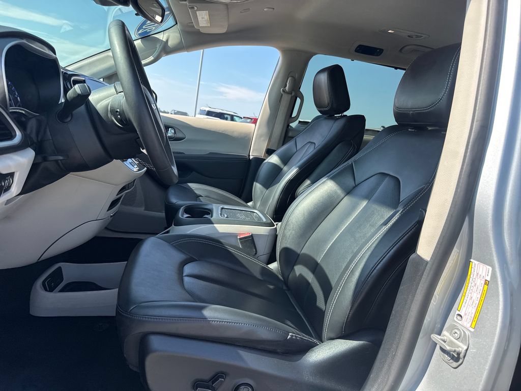 Used 2024 Chrysler Pacifica Touring-L FWD image 17
