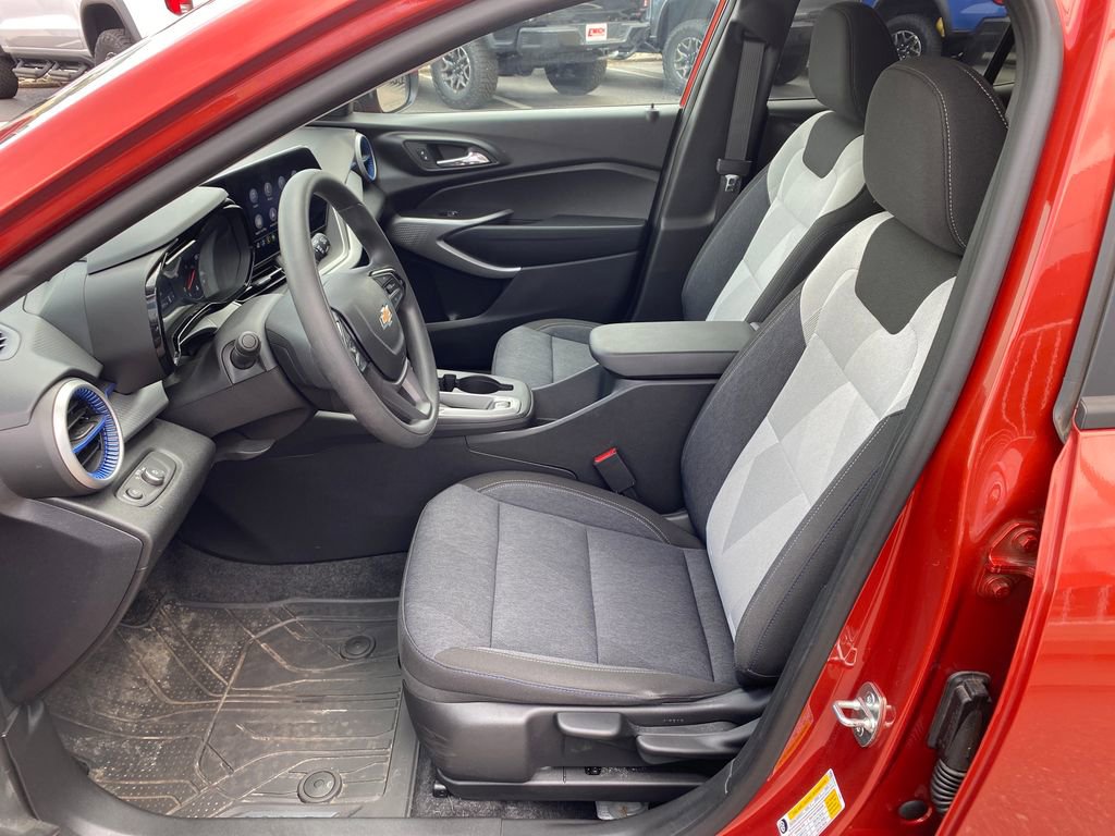 Used 2024 Chevrolet Trax LS w/ LS Convenience Package FWD image 9