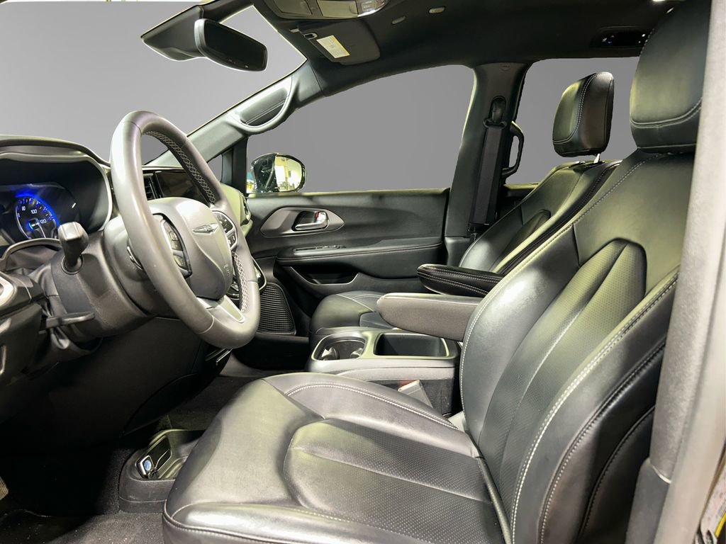 Used 2025 Chrysler Pacifica Select image 9