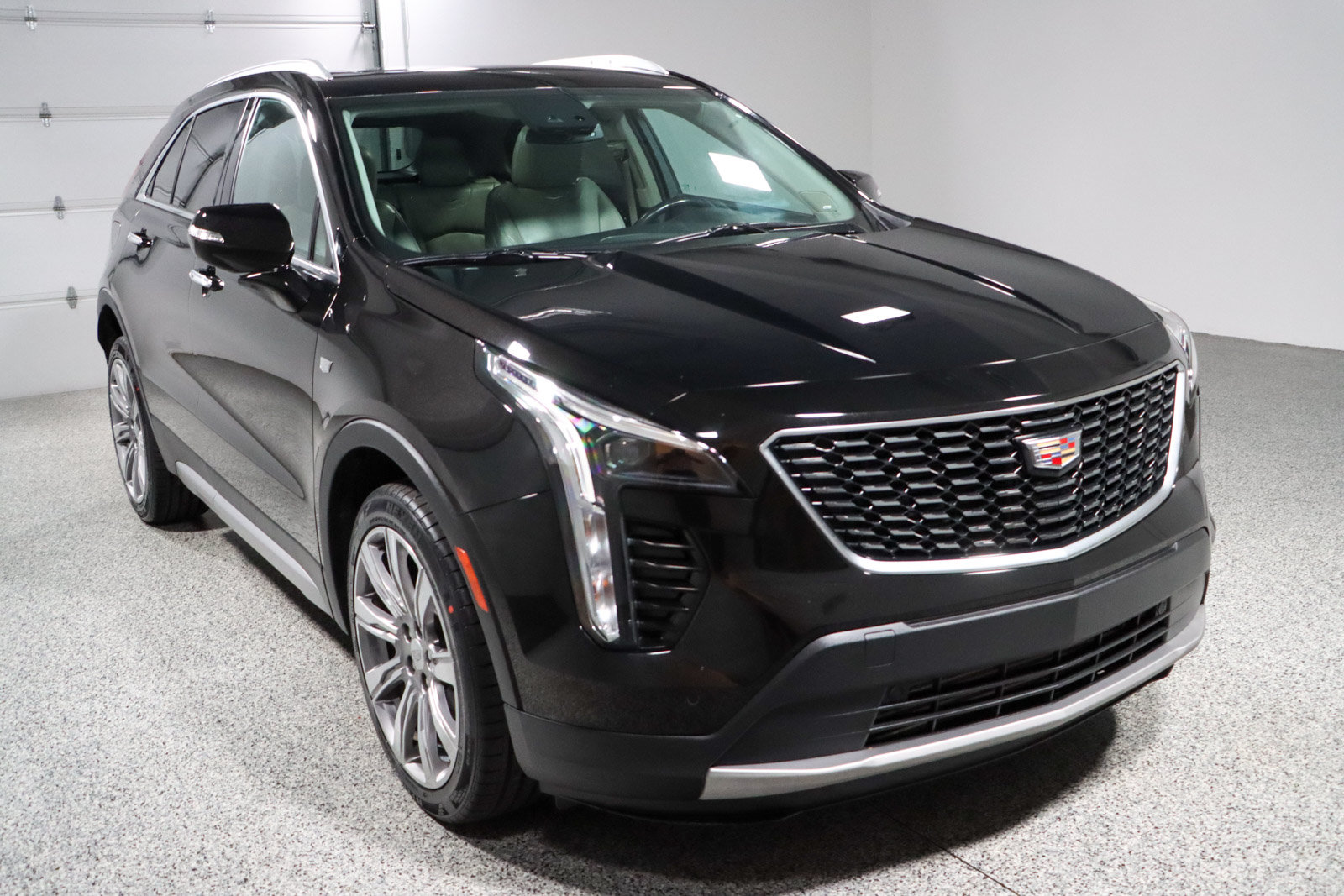 Used 2023 Cadillac XT4 Premium Luxury w/ Cold Weather Package FWD image 5