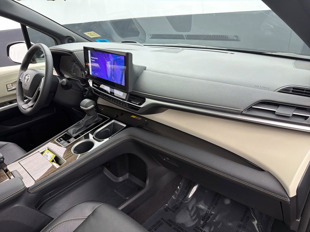 Used 2025 Toyota Sienna Platinum image 36