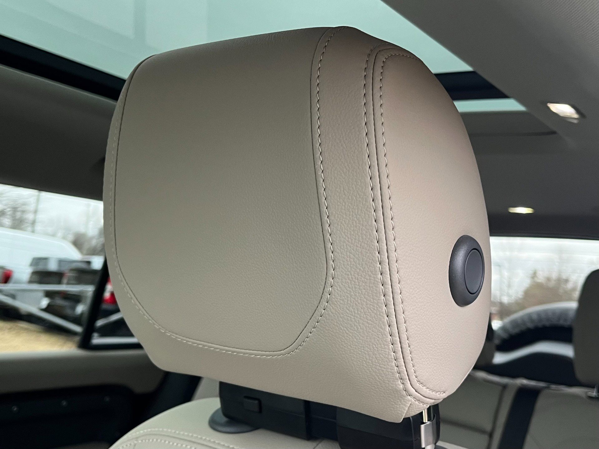 Used 2024 Land Rover Defender 110 SE image 12