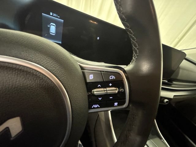 Used 2025 Kia Carnival FWD image 27