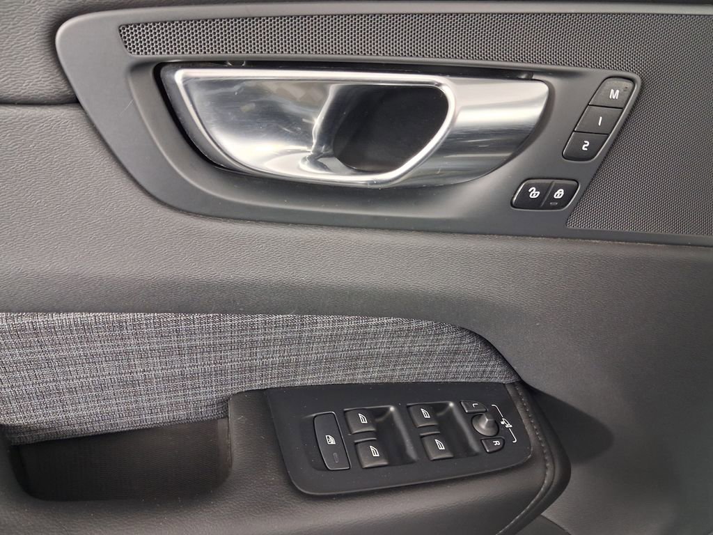 Certified 2023 Volvo XC60 B5 Core AWD/4WD image 21