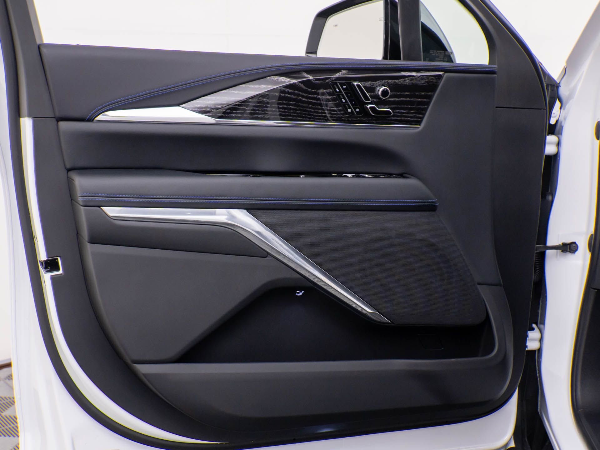 New 2025 Cadillac Escalade IQ Sport 1 w/ LPO, ONYX Package image 17