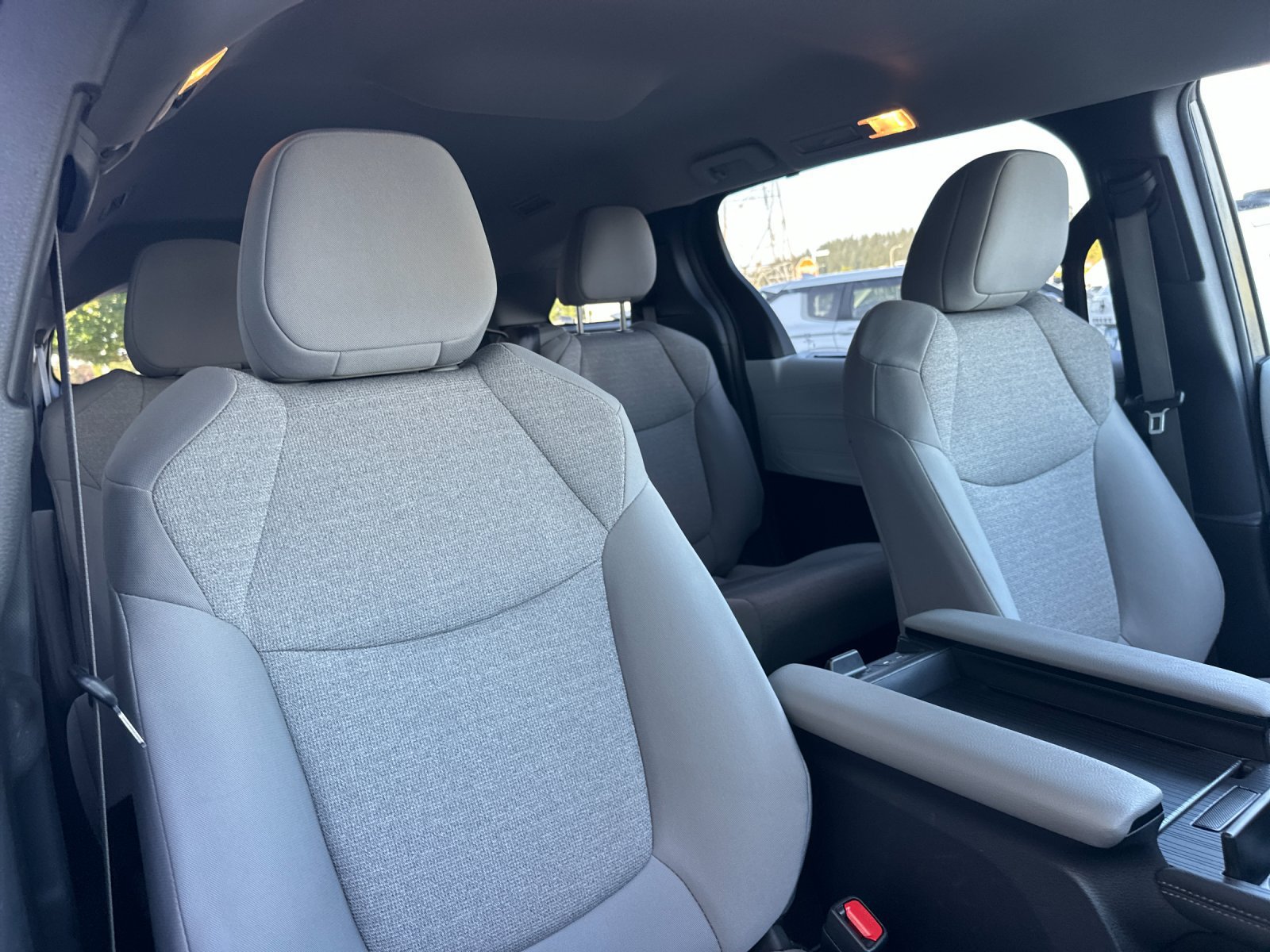 Used 2025 Toyota Sienna LE FWD image 17