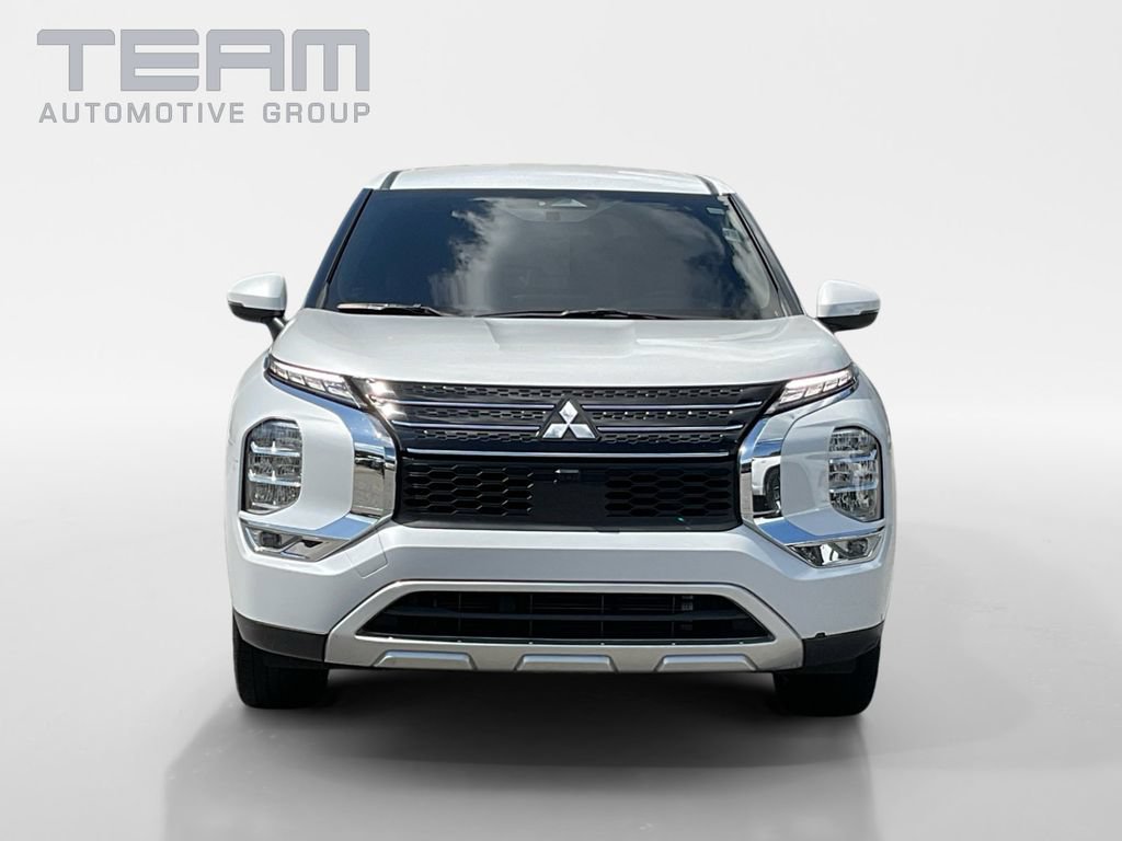 Used 2023 Mitsubishi Outlander SE FWD image 2