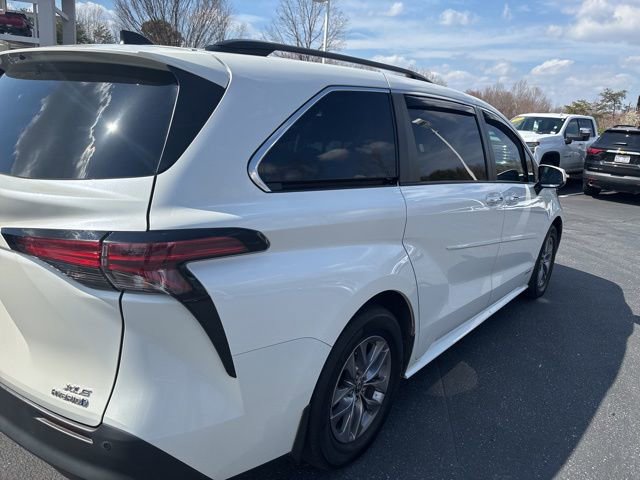 Used 2021 Toyota Sienna XLE image 6