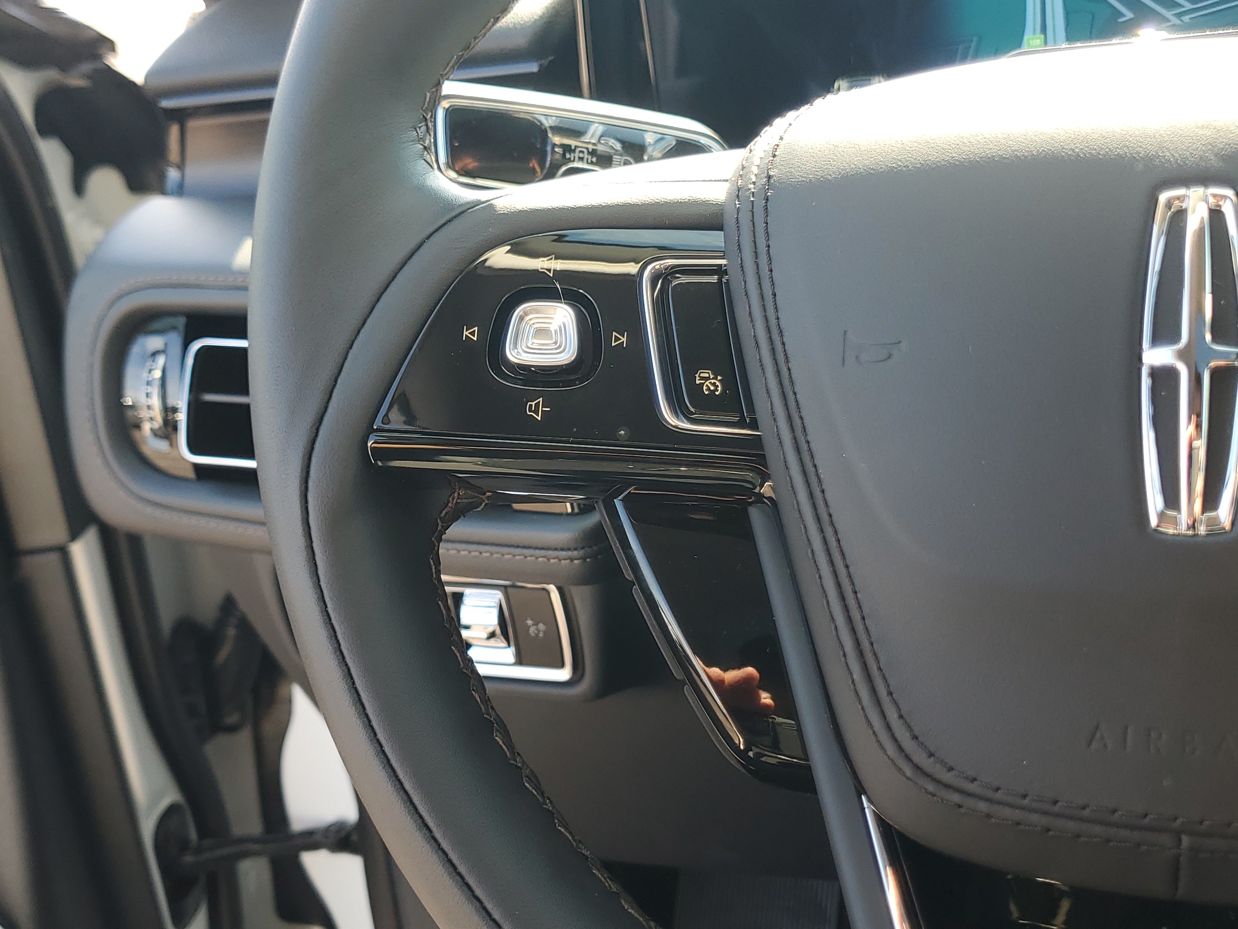New 2026 Lincoln Aviator Reserve w/ Jet Appearance Package AWD/4WD image 16
