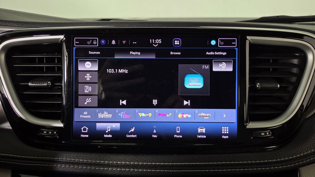Used 2021 Chrysler Pacifica Touring-L FWD image 24