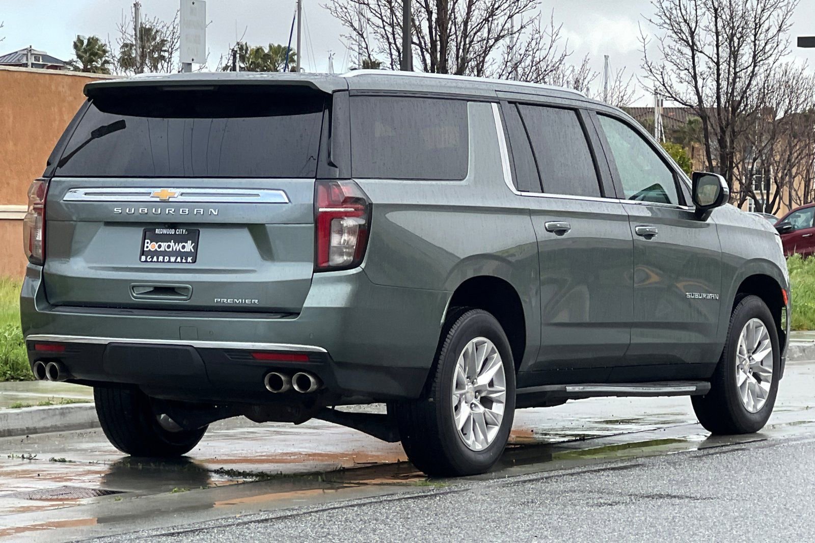 Used 2023 Chevrolet Suburban Premier image 4
