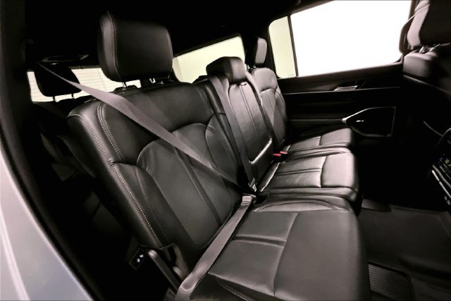 Used 2023 Jeep Wagoneer Series III w/ Preferred Equipment Group AWD/4WD image 26