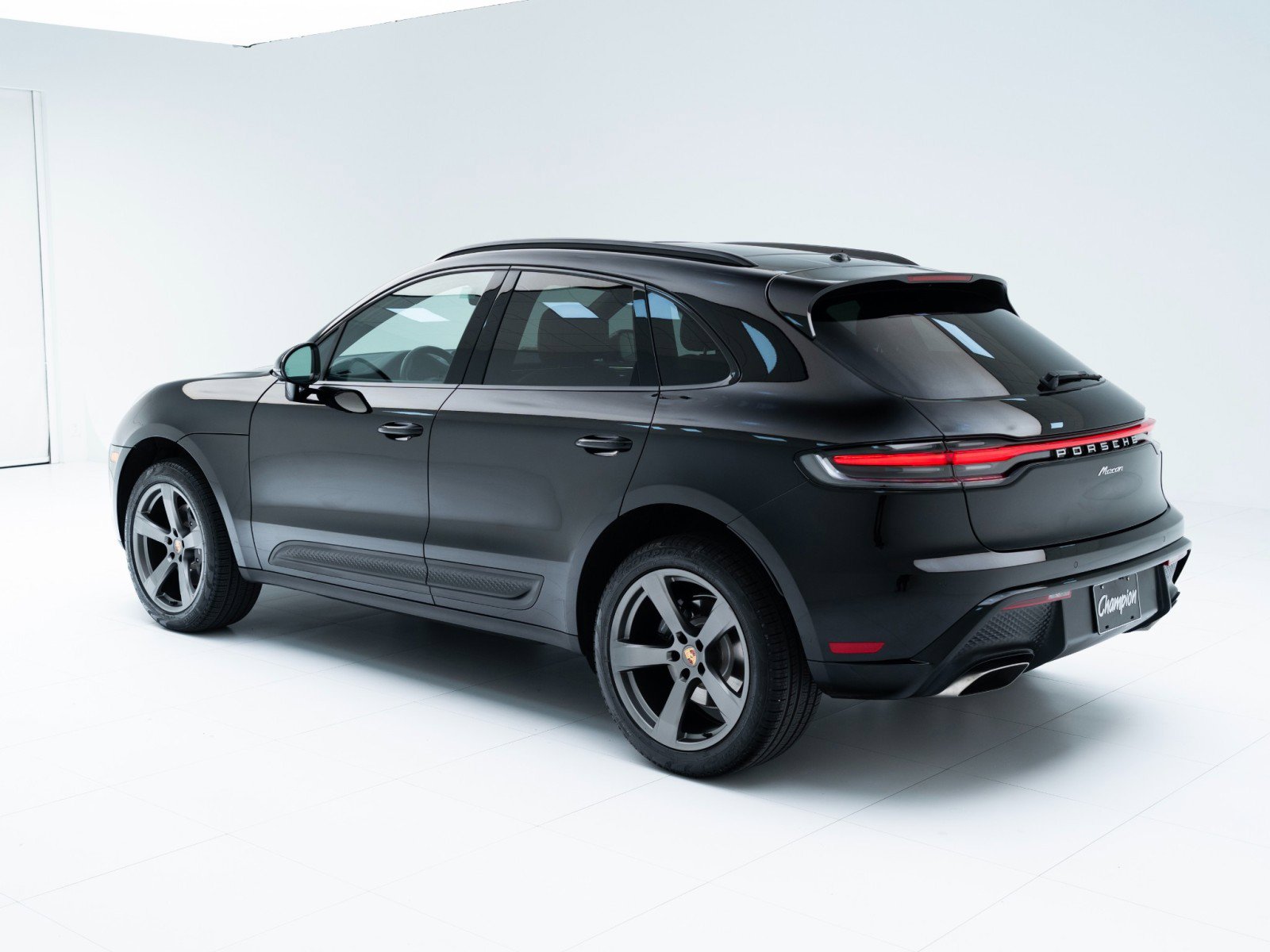 Certified 2025 Porsche Macan image 3