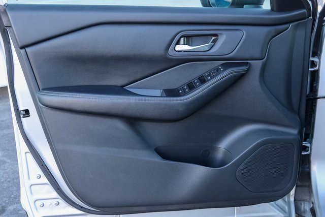 Used 2025 Nissan Rogue SV image 11